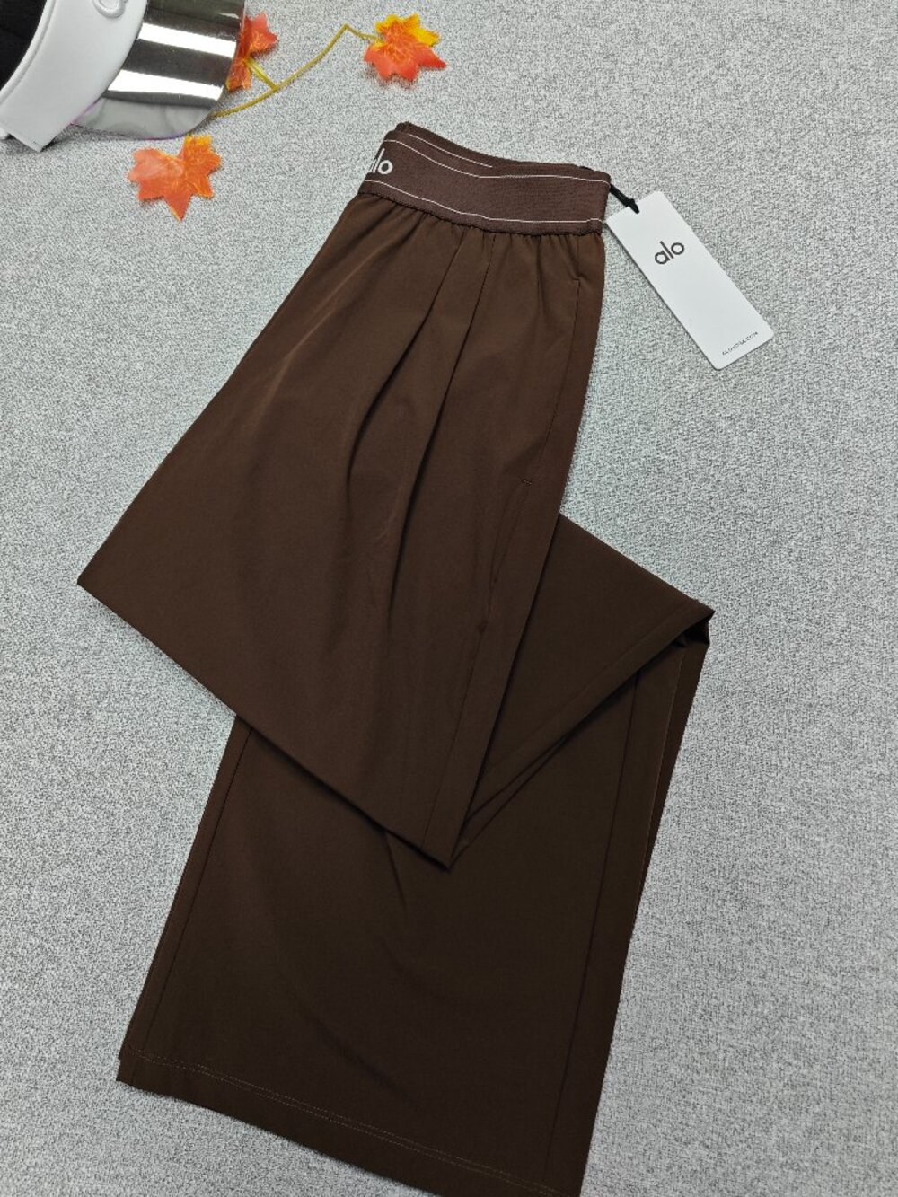 NWT ALO Yoga Regular Espresso Brown Size M 🎨 Relaxed Fit Suit Up Trousers - Picture 6 of 8